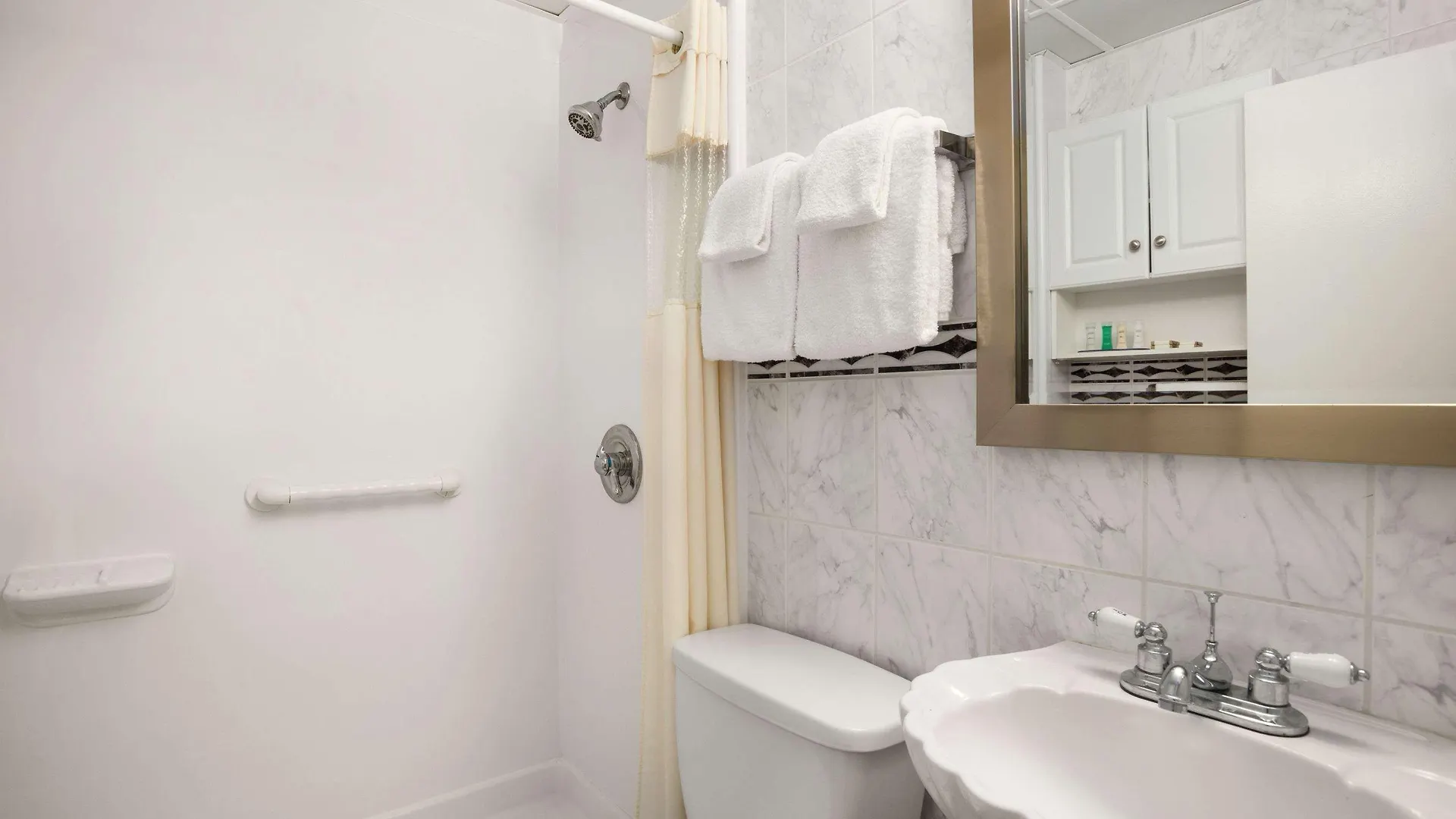 Howard Johnson By Wyndham Ocean City Oceanfront USA