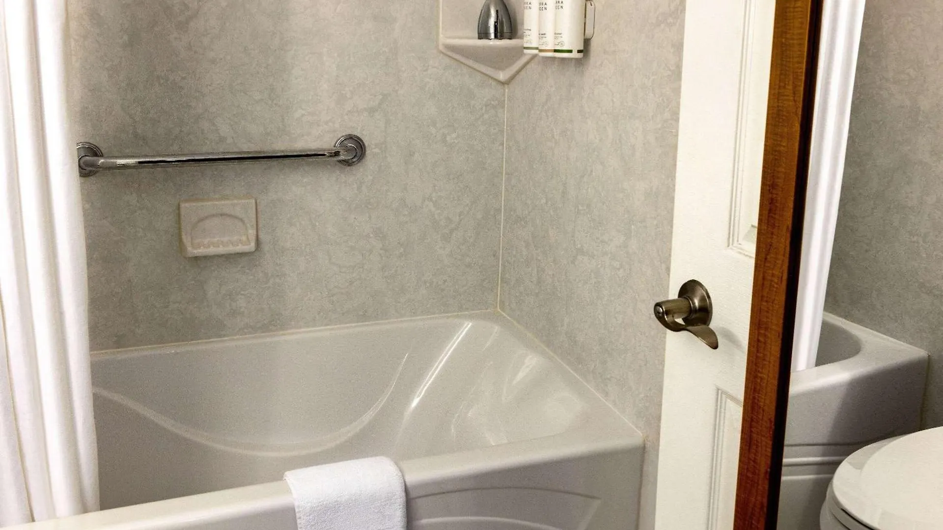 Howard Johnson By Wyndham Ocean City Oceanfront Hotel