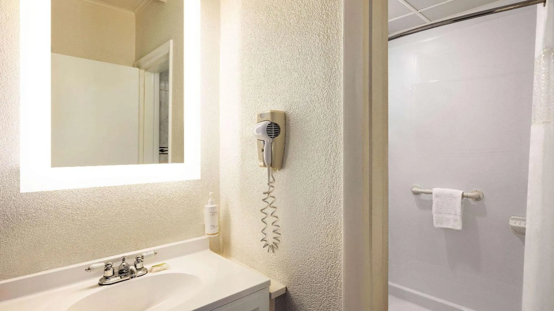 Howard Johnson By Wyndham Ocean City Oceanfront